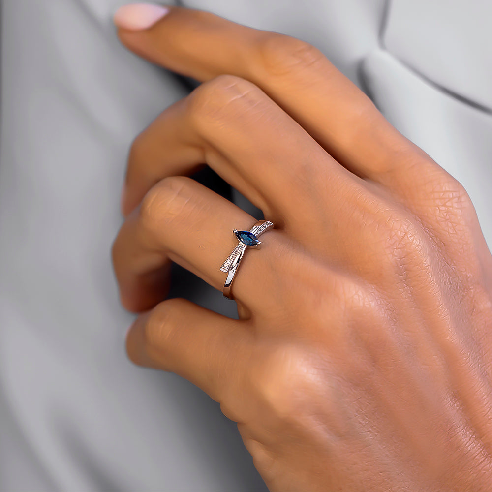 kadın modelin parmağında markiz kesim safir taşlı fiyonk tasarım vintage yüzük