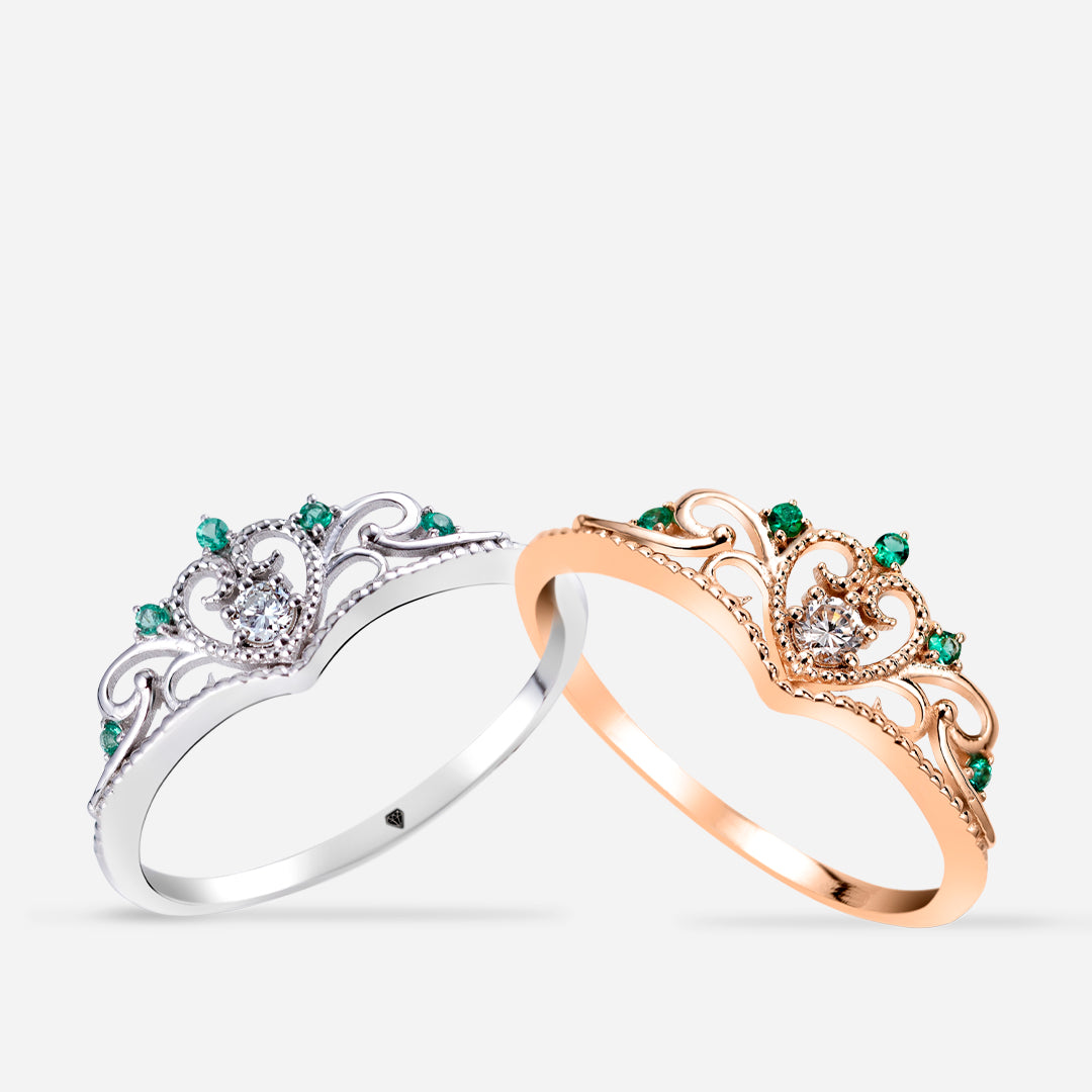 Taç tasarımlı pırlantalı ve zümrüt taşlarından oluşan vintage yüzüklerin beyaz ve pembe altın renklerinin görüntüsü