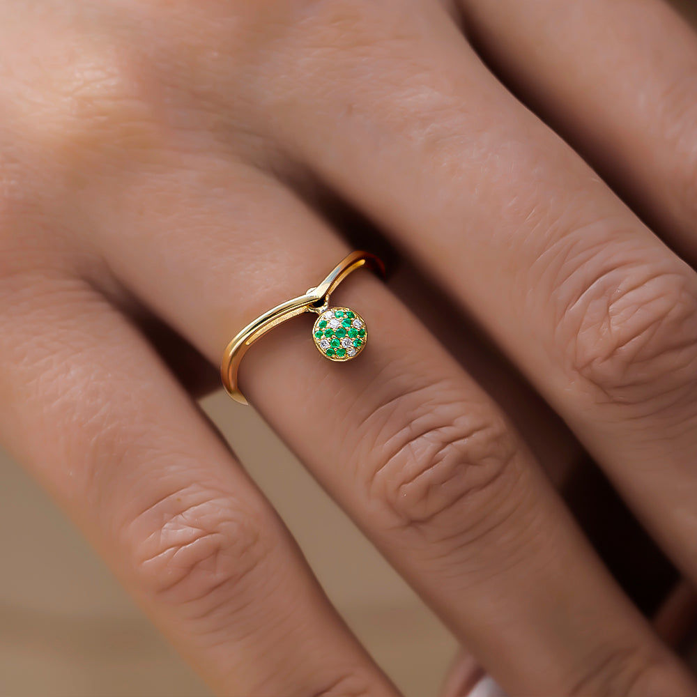 kadın modelin parmağında Pırlanta & Zümrüt Sallantılı Yüzük - incigems
