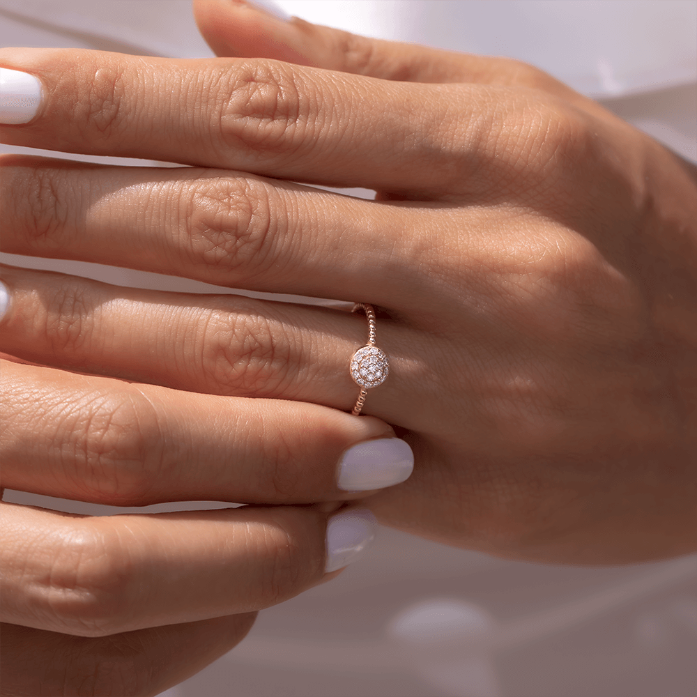 Pırlanta taşlı modern tasarım altın yüzük takmış olan kadın eli / 2