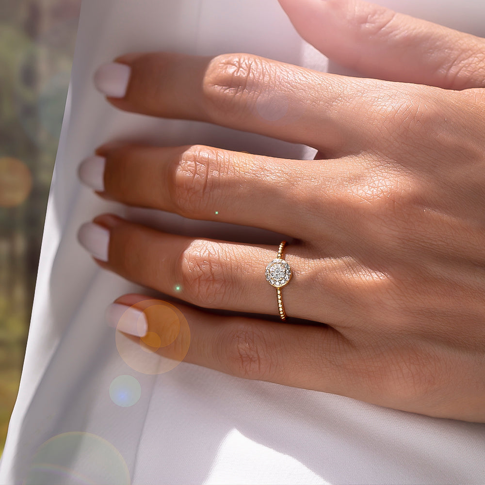 Pırlanta taşlı modern tasarım altın yüzük takmış olan kadın eli