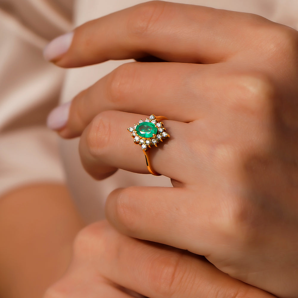 kadın bir modelin parmağında ışıldayan intage Pırlantalı oval kesim doğal Zümrüt Yüzük