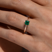 pırlantalı ve kare kesim zümrüt taşlı vintage tasarım tektaş yüzük