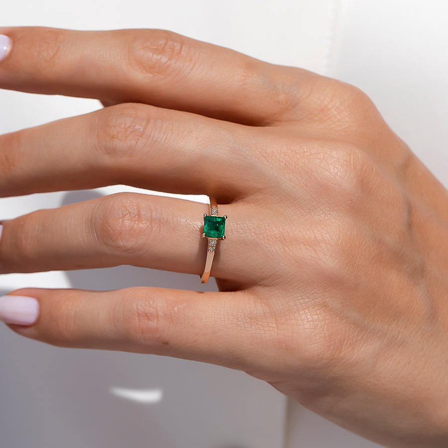 pırlantalı ve kare kesim zümrüt taşlı vintage tasarım tektaş yüzük