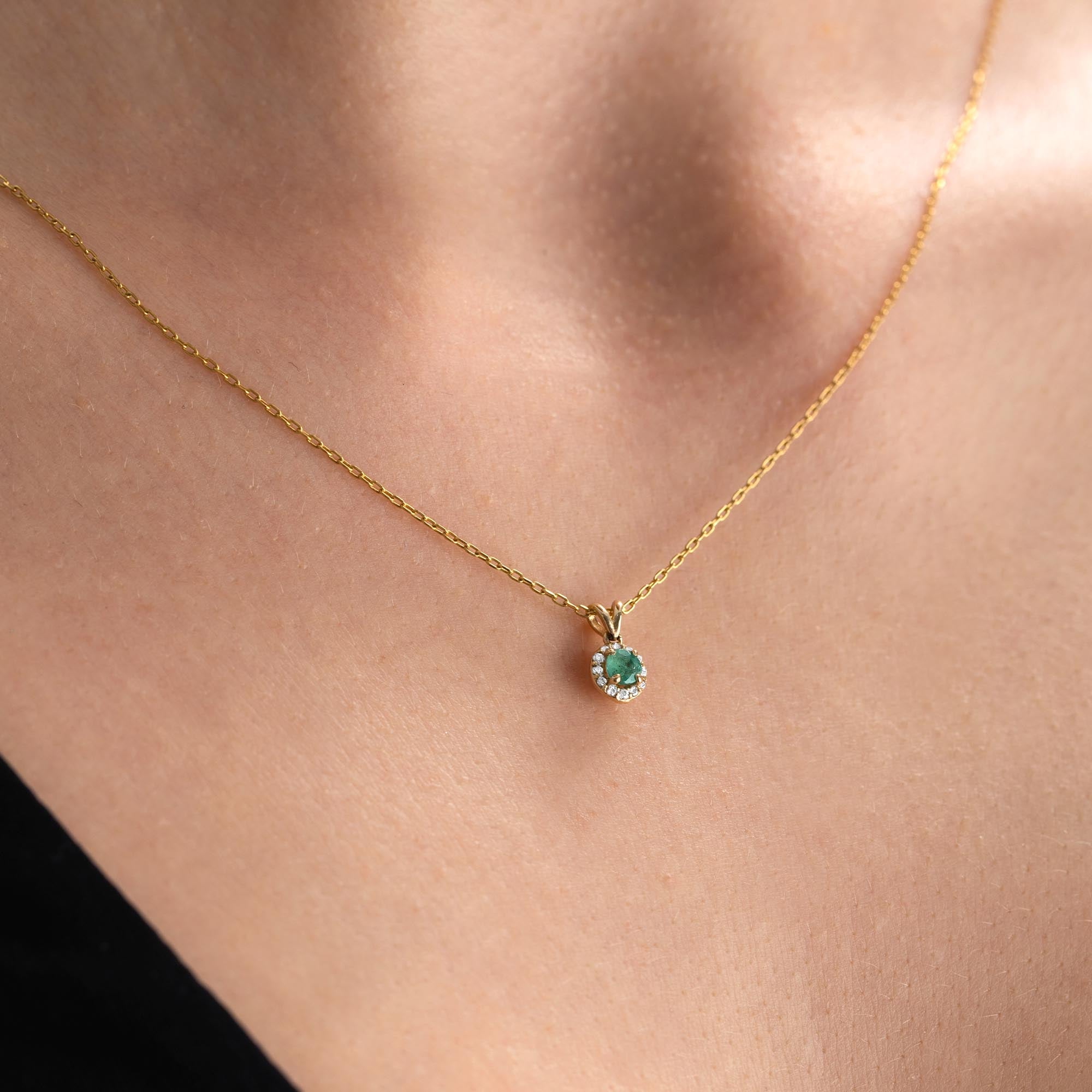 Halo Pırlanta Zümrüt Kolye