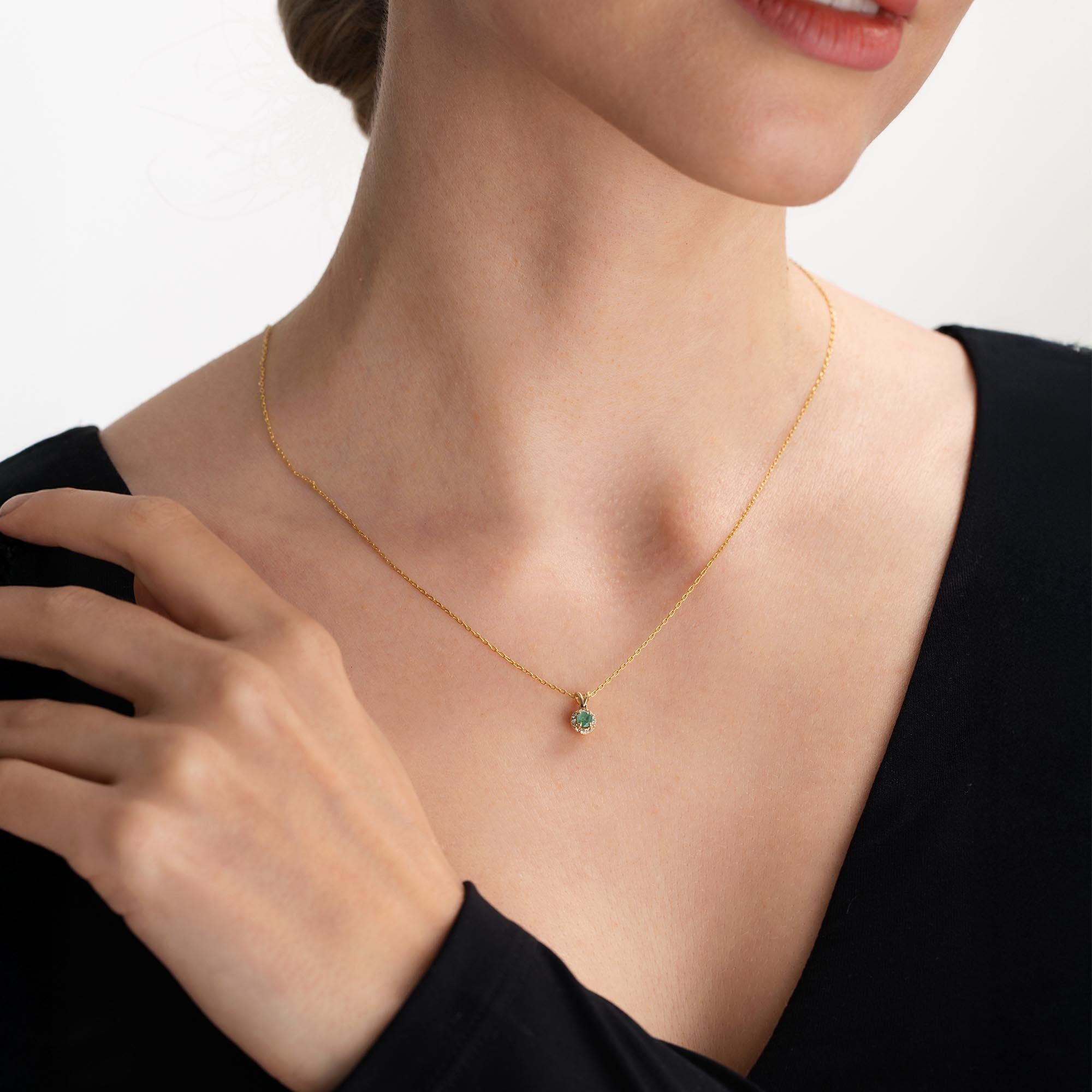 Halo Pırlanta Zümrüt Kolye