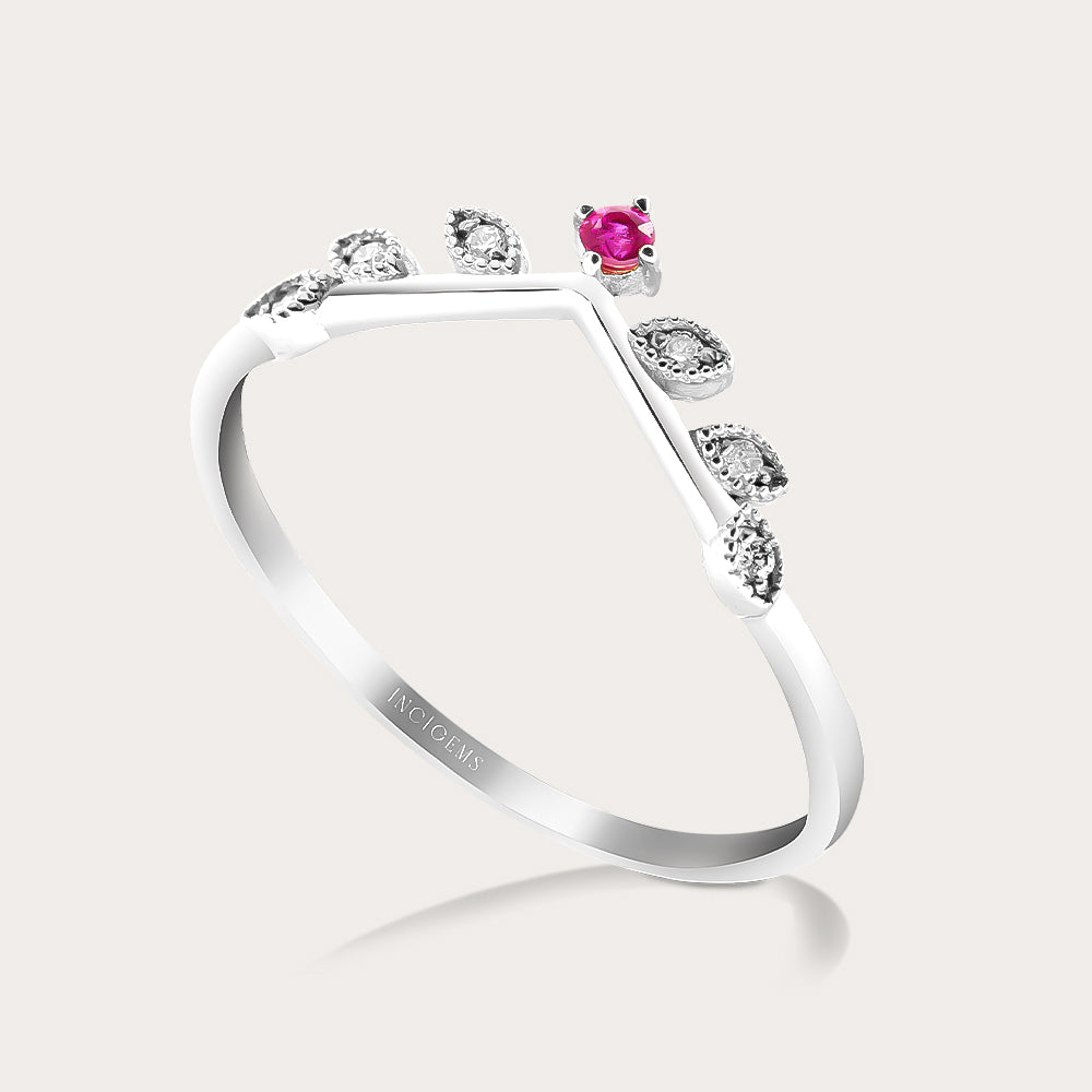 sarmaşık desenli, kenarlarındaki sarmaşık motiflerinin üzerinde pırlanta taşları bulunan ve ortasında yakut taşı bulunan,ince,minimal tasarım yüzüğün yandan gönümü