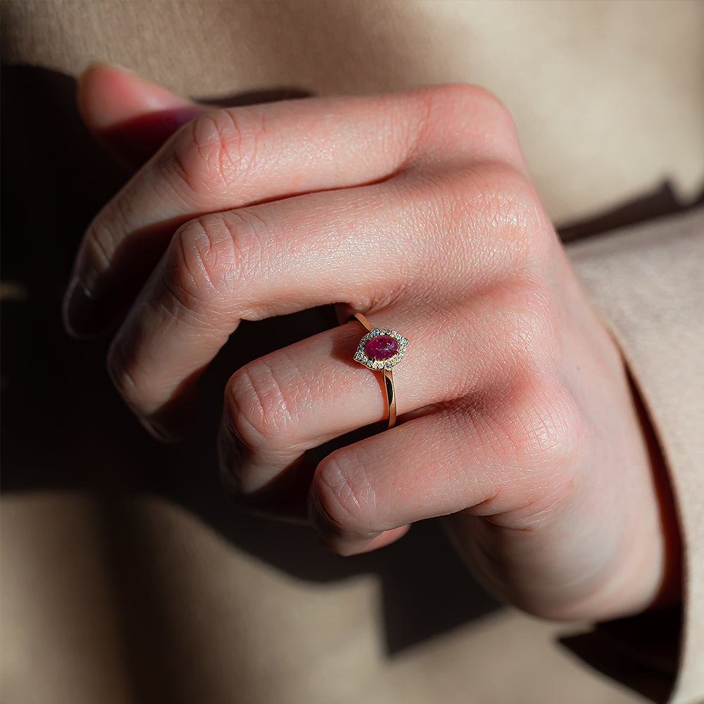 kadın modelin parmağında ışıldayan zarif 0.60 Karat Vintage Pırlantalı kapşon Yakut Yüzük