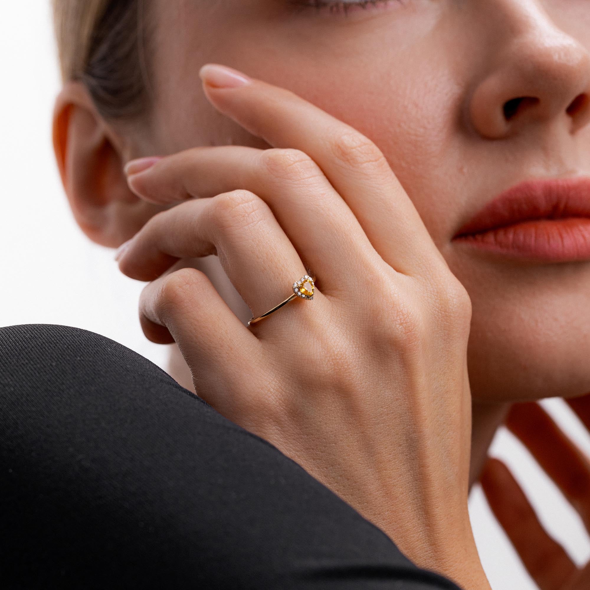 Kalp Kesim Sarı Safir Yüzük