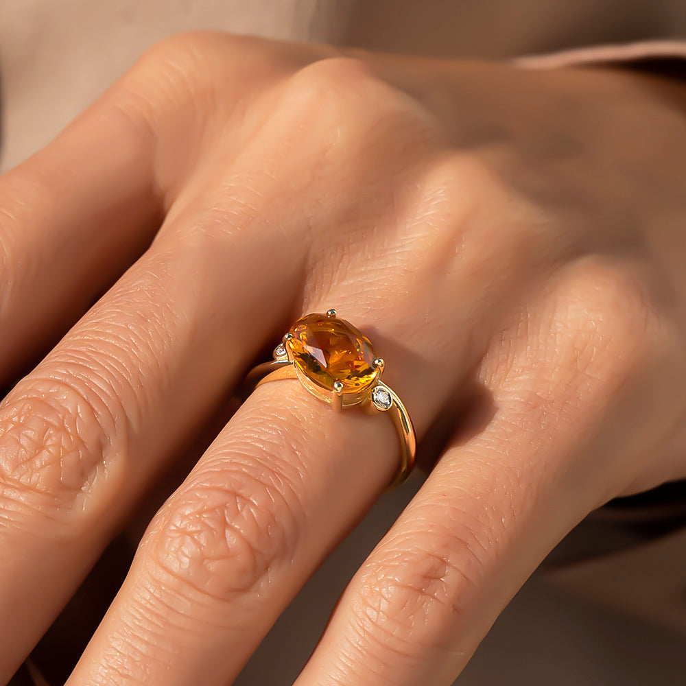 kadın modelin parmağında ışıldayan Pırlantalı Sitrin Yüzüğün alttan görünümü