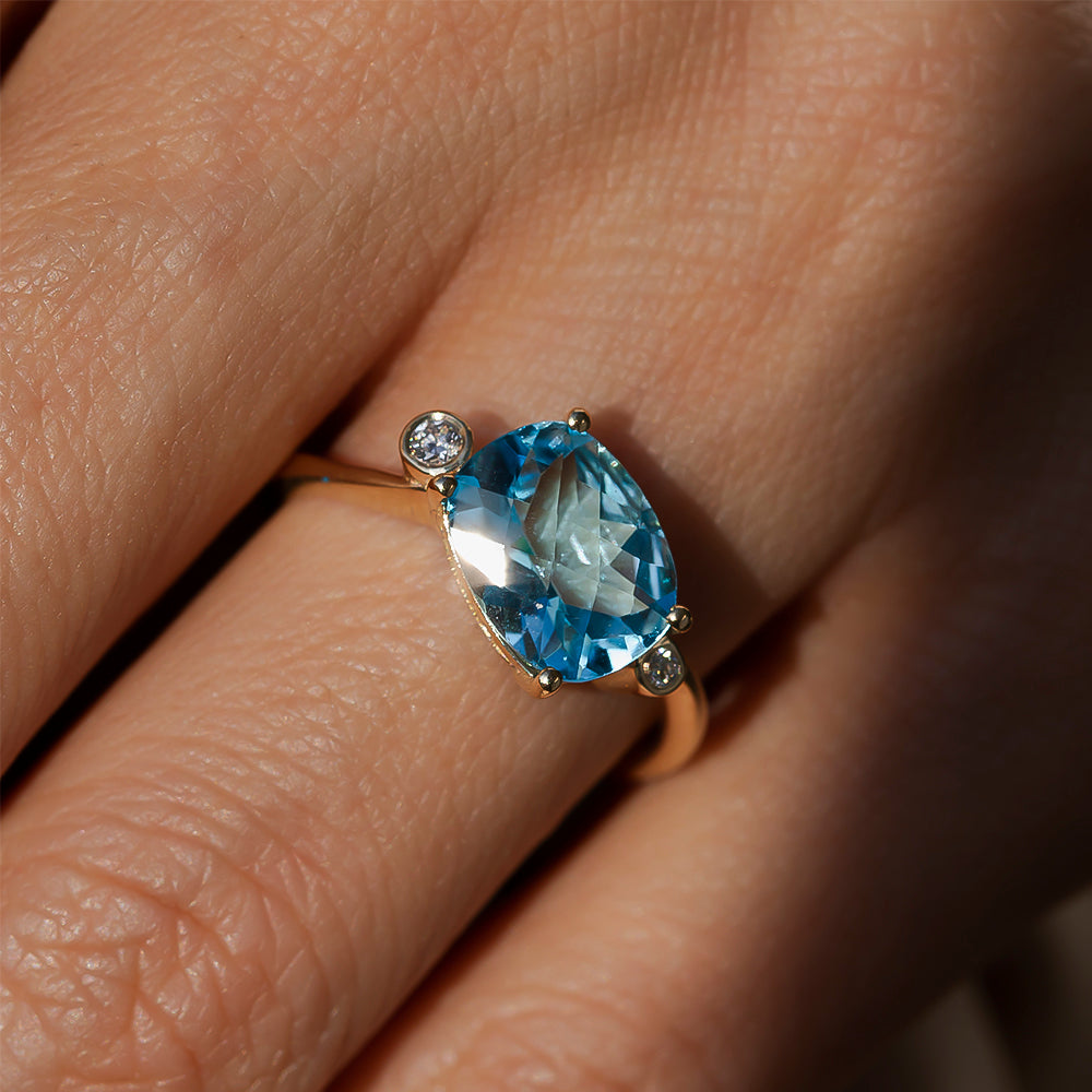 kadın modelin parmağında ışıldayan 2.75 Karat Pırlantalı Oval Kesim Mavi Topaz Yüzük yakından görüntüsü