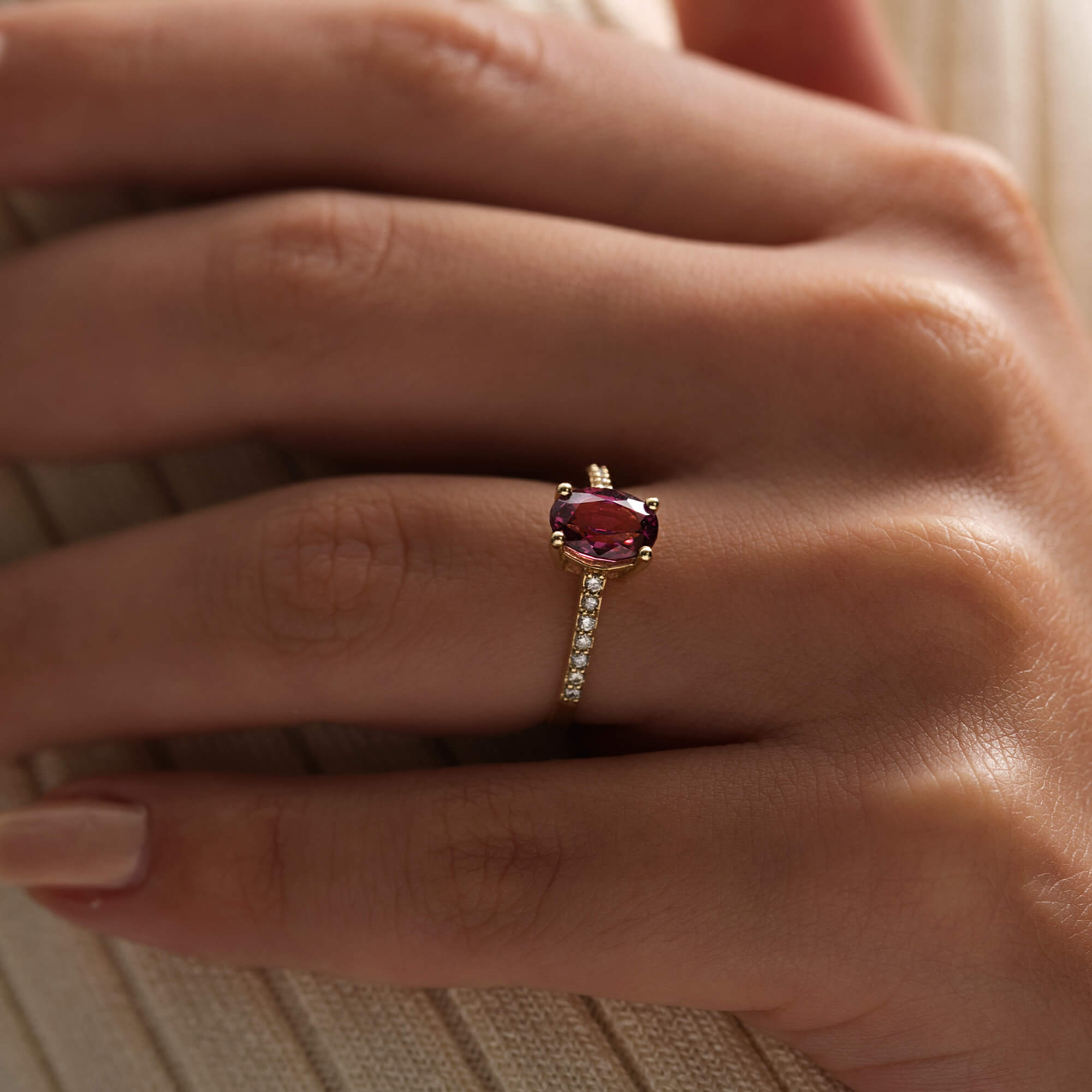 Pırlanta & Granat Tektaş Yüzük - Amore