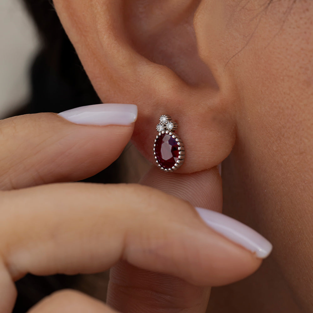 1.60 Karat Eliza Pırlantalı Yakut Küpe