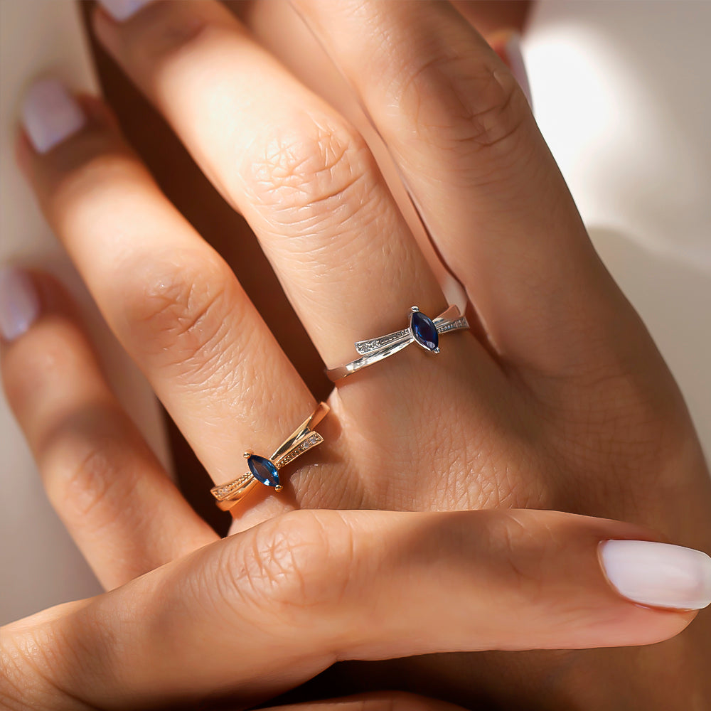 kadın modelin parmağında markiz kesim safir taşlı fiyonk tasarım vintage yüzük