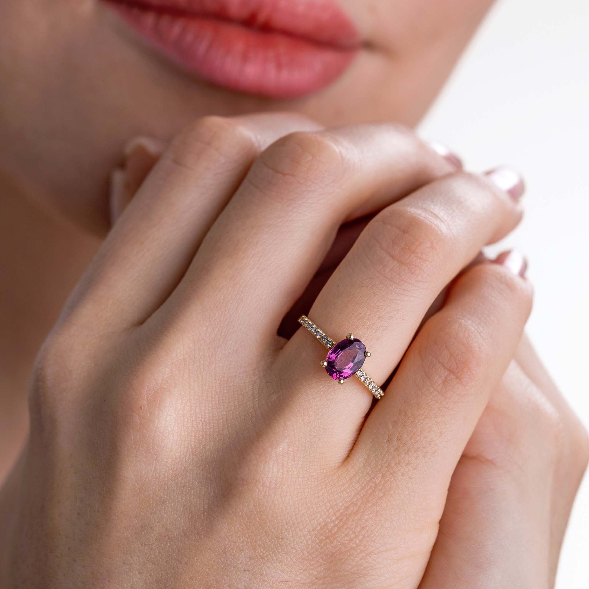 Rossa- Pırlanta & Granat Tektaş Yüzük