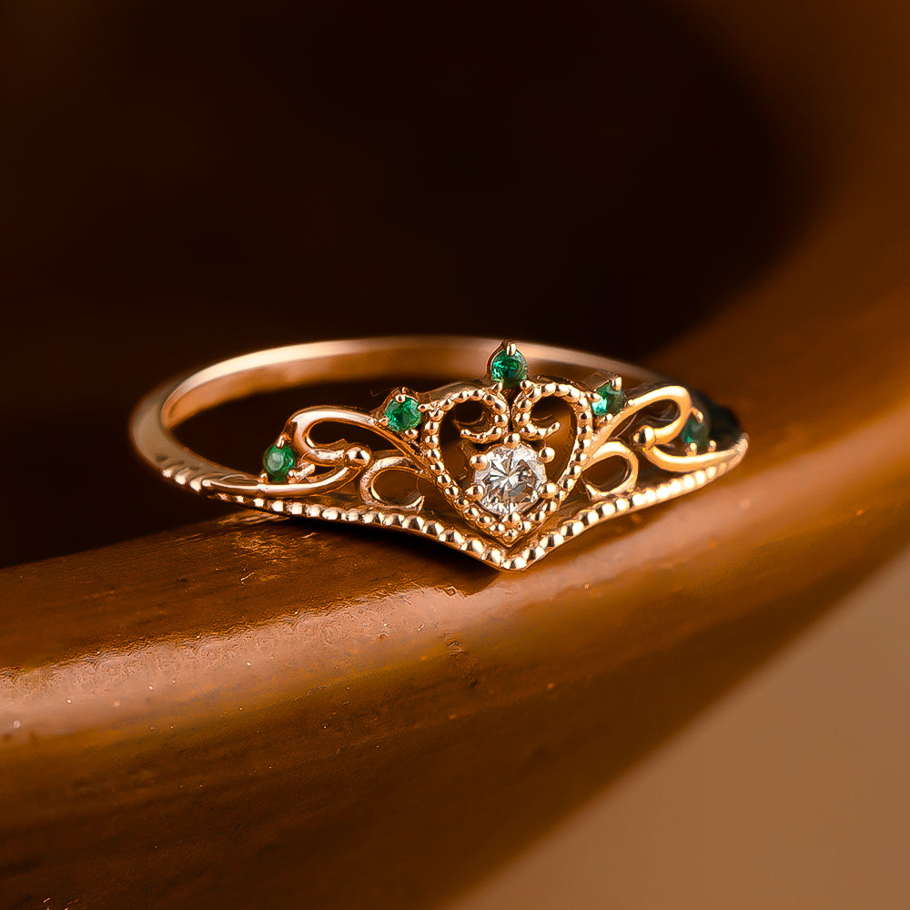 Taç tasarımlı pırlantalı ve zümrüt taşlarından oluşan vintage yüzük 