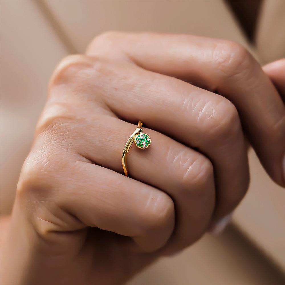 kadın modelin parmağında Pırlanta & Zümrüt Sallantılı Yüzük - incigems