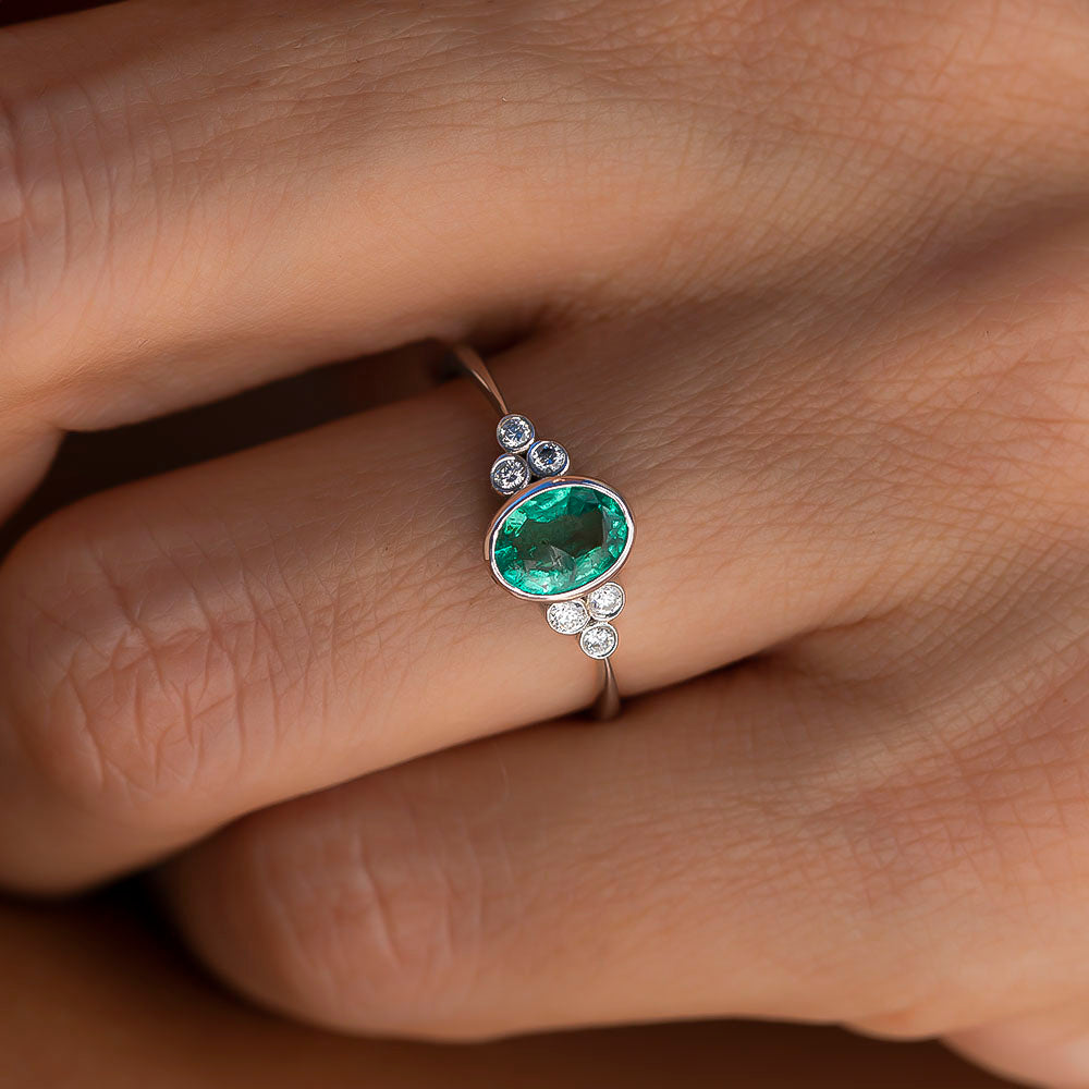 kadın modelin parmağında 0.80 Karat Vintage Pırlantalı Oval Kesim Zümrüt Yüzüğün zarif ve parıltılı duruşu