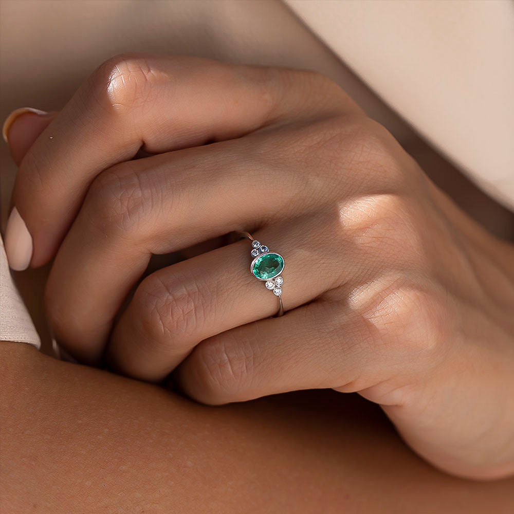 kadın modelin parmağında 0.80 Karat Vintage Pırlantalı Oval Kesim Zümrüt Yüzüğün zarif ve parıltılı duruşu