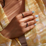 kadın modelin parmağında 1.00 Karat Multicolor Pırlantalı Yüzük