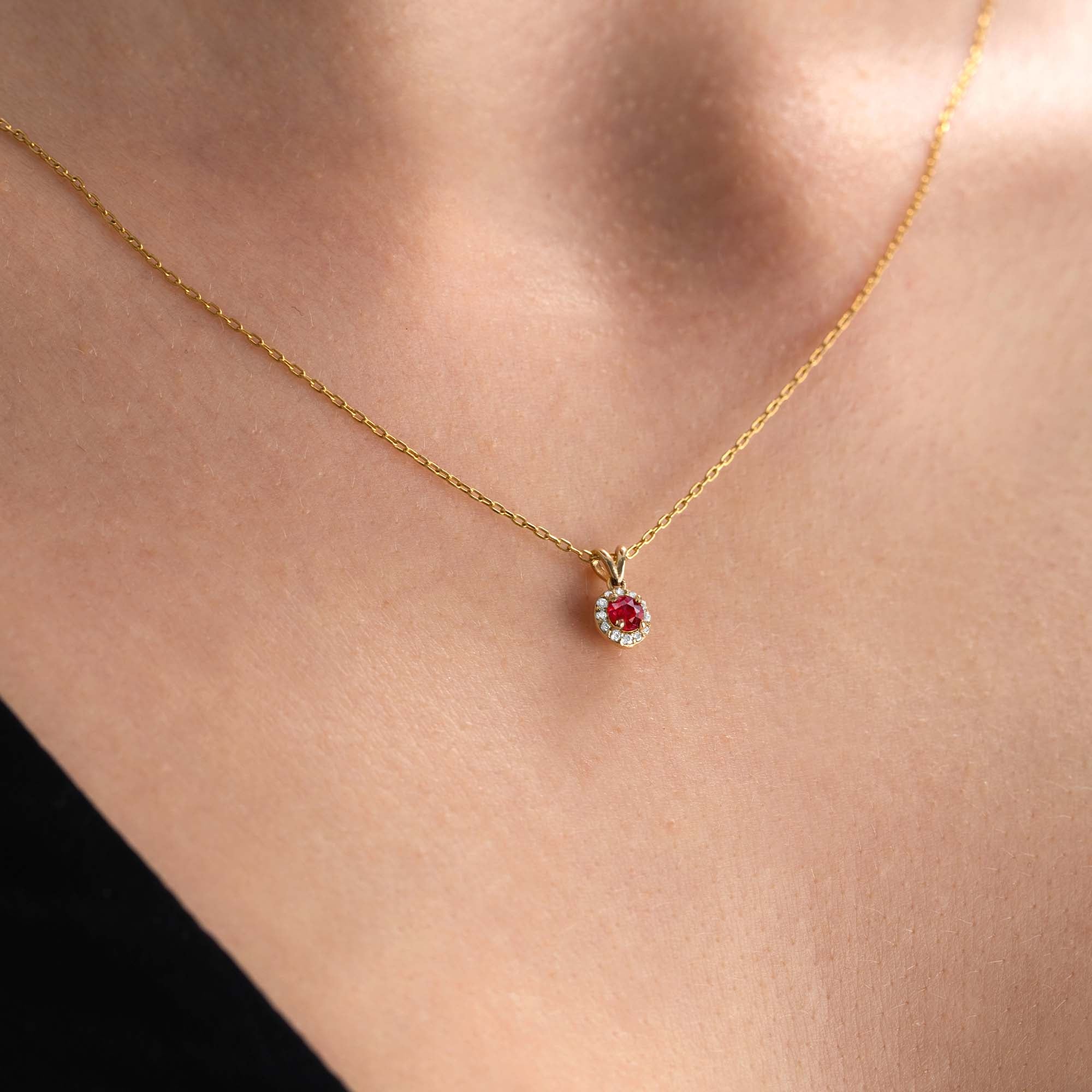 Halo Pırlanta Yakut Kolye