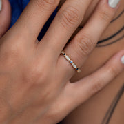 safir ve pırlanta taşlarından oluşan vintage tasarım altın yüzüğün bir kadın modelin üzerindeki duruşunun yakın görünümü