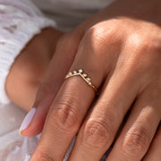 sarmaşık desenli altın sarısı renginde pırlantalı minimal tasarım altın sarmaşık yüzüğün kadın modelin parmağındaki duruşu