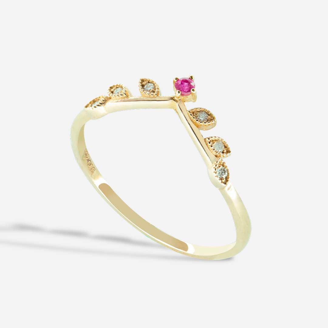 Sarı altın rengindeki Sarmaşık görünümlü minimal tasarım pırlantalı ve yakut taşlı sarmaşık yüzüğün yandan görünümü.