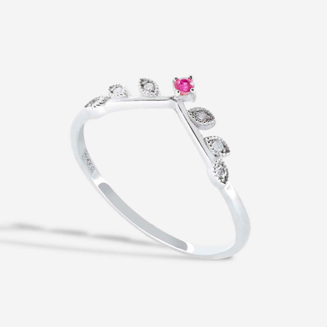 Beyaz altın rengindeki Sarmaşık görünümlü minimal tasarım pırlantalı ve yakut taşlı sarmaşık yüzüğün yandan görünümü.