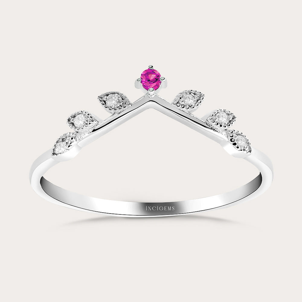 sarmaşık desenli, kenarlarındaki sarmaşık motiflerinin üzerinde pırlanta taşları bulunan ve ortasında yakut taşı bulunan, ince, minimal sarmaşık yüzüğün karşıdan gönümü