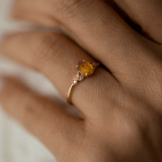 pırlantalı ve sarı safir taşlı vintage tasrım yüzüğün kadın modelin parmağındaki görüntüsü