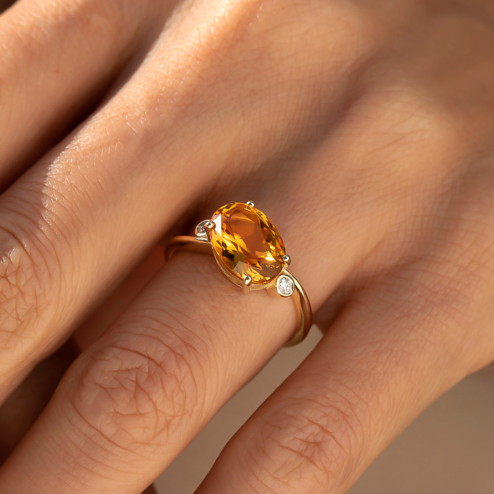 kadın modelin parmağında ışıldayan Pırlantalı Sitrin Yüzük 