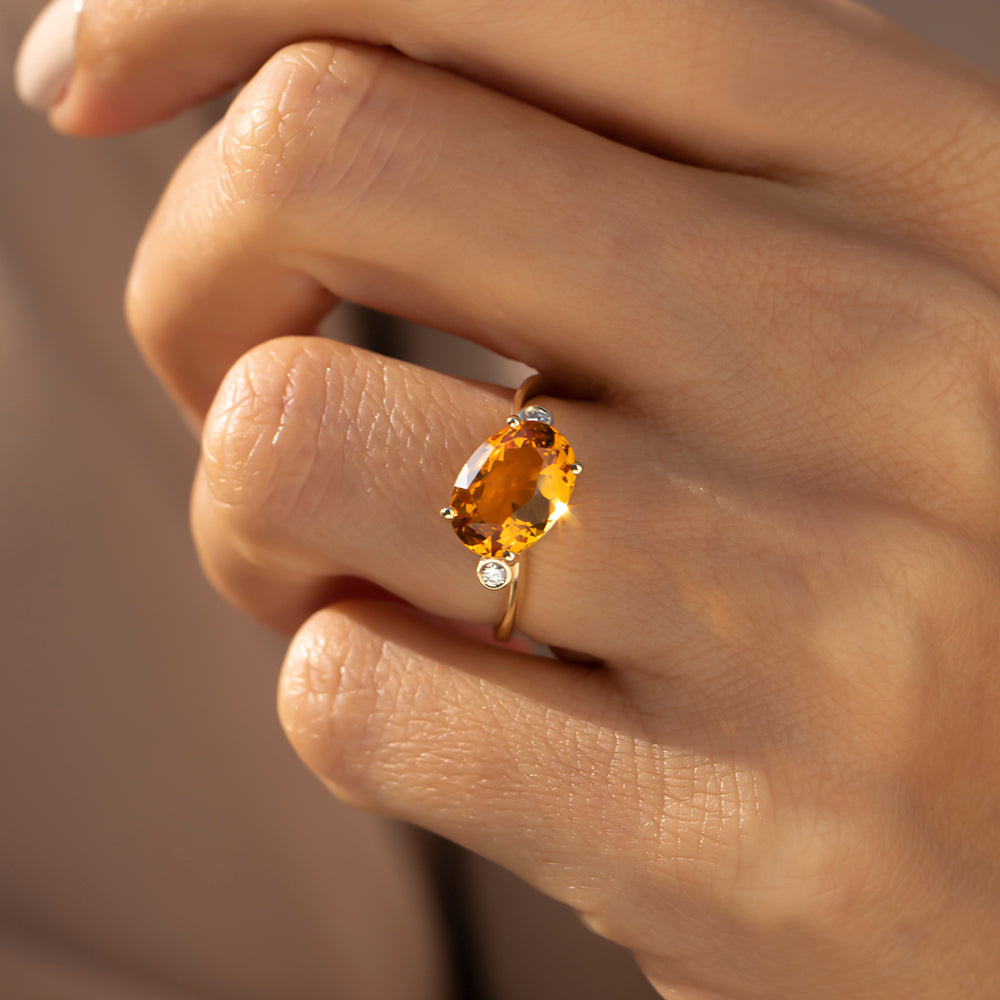 kadın modelin parmağında ışıldayan Pırlantalı Sitrin Yüzüğün karşıdan görünümü