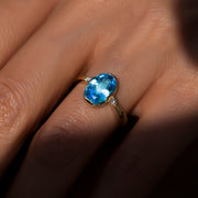 kadın modelin parmağında 2.70 Karat Okyanus Pırlantalı Mavi Topaz Yüzüğün zarif ve ışıltılı duruşu