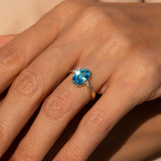 kadın modelin parmağında 2.70 Karat Okyanus Pırlantalı Mavi Topaz Yüzüğün ışıltılı görünümü
