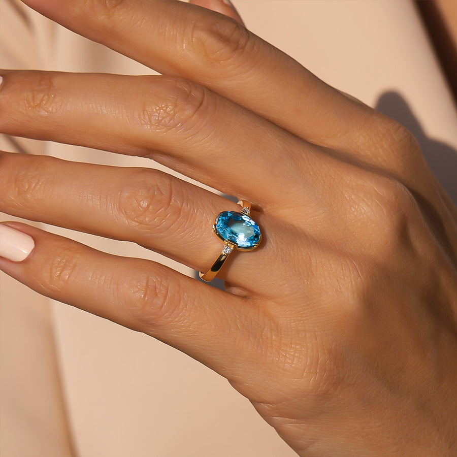2.70 Karat Okyanus Pırlantalı Mavi Topaz Yüzüğün kadın modelin parmağında ışıltılı görünüşü