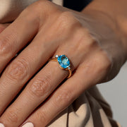 kadın modelin parmağında ışıldayan 2.75 Karat Pırlantalı Oval Kesim Mavi Topaz Yüzük