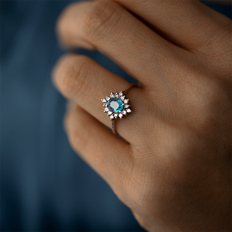 kadın modelin parmağında Pırlantalı Mavi Topaz Yüzük