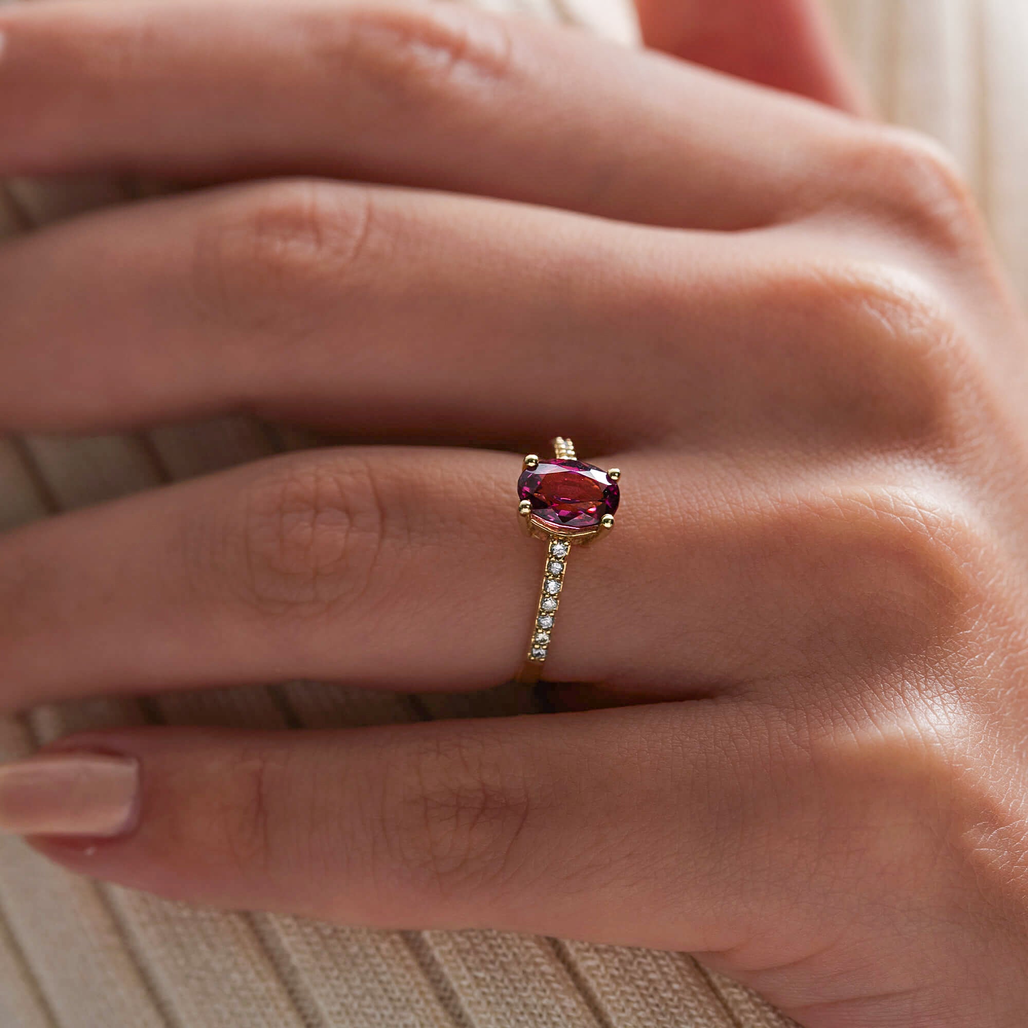 Rossa- Pırlanta & Granat Tektaş Yüzük