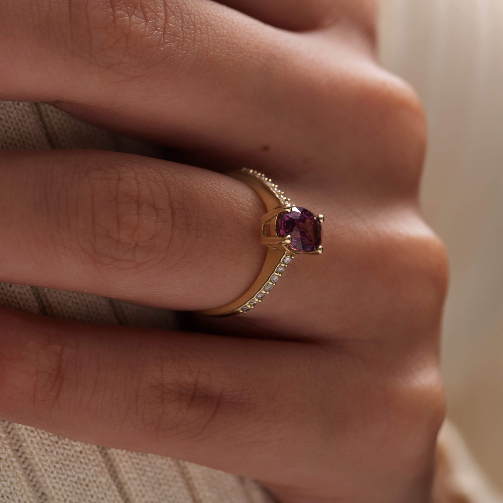 Pırlanta & Granat Tektaş Yüzük - Amore