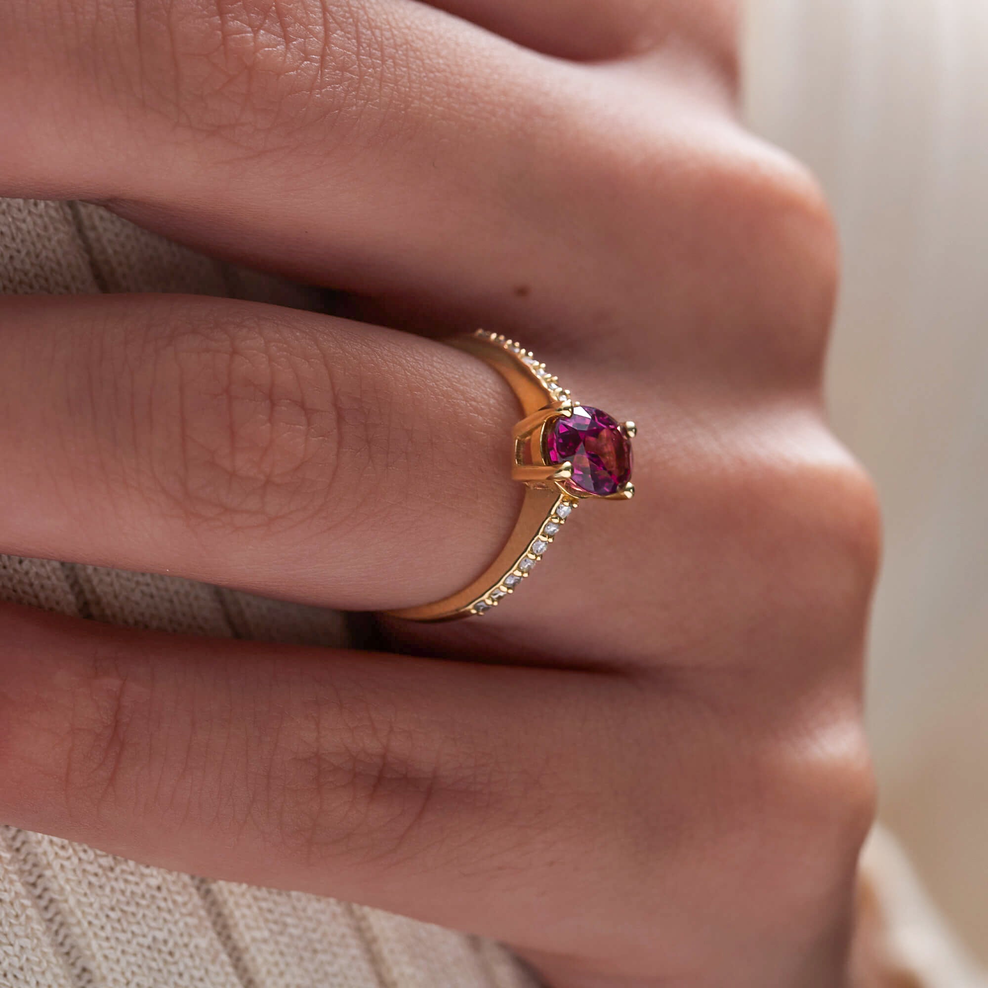 Rossa- Pırlanta & Granat Tektaş Yüzük