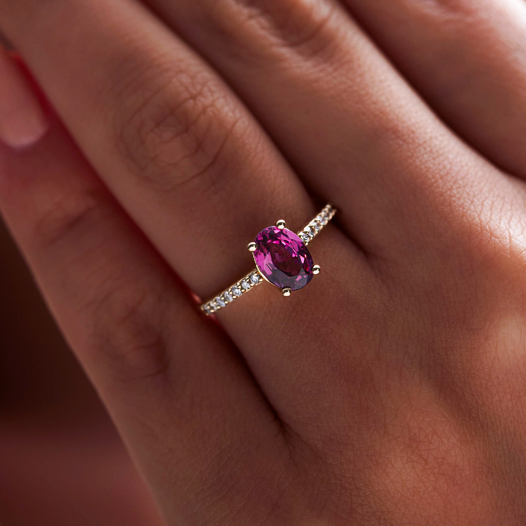 Rossa- Pırlanta & Granat Tektaş Yüzük