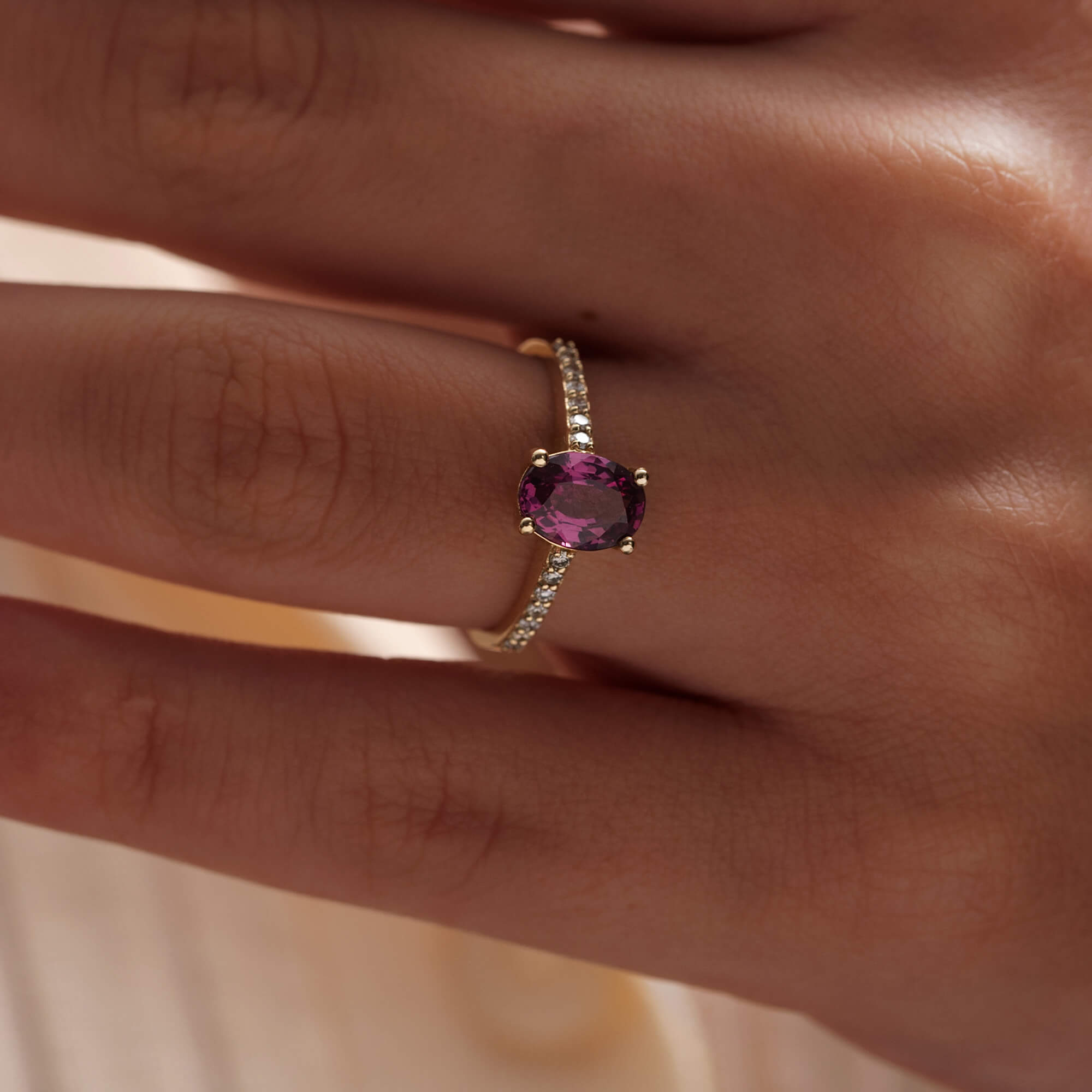 Pırlanta & Granat Tektaş Yüzük - Amore