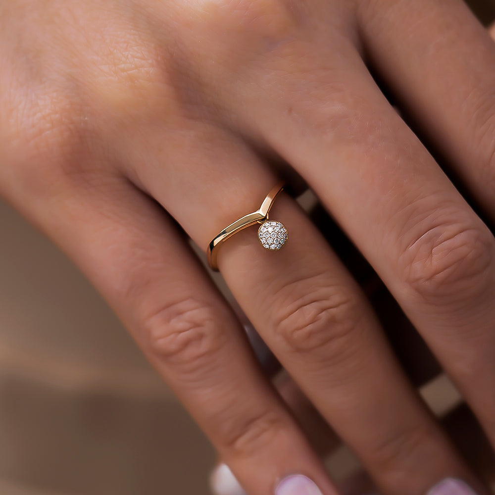 kadın modelin parmağında Pırlanta Sallantılı Yüzük