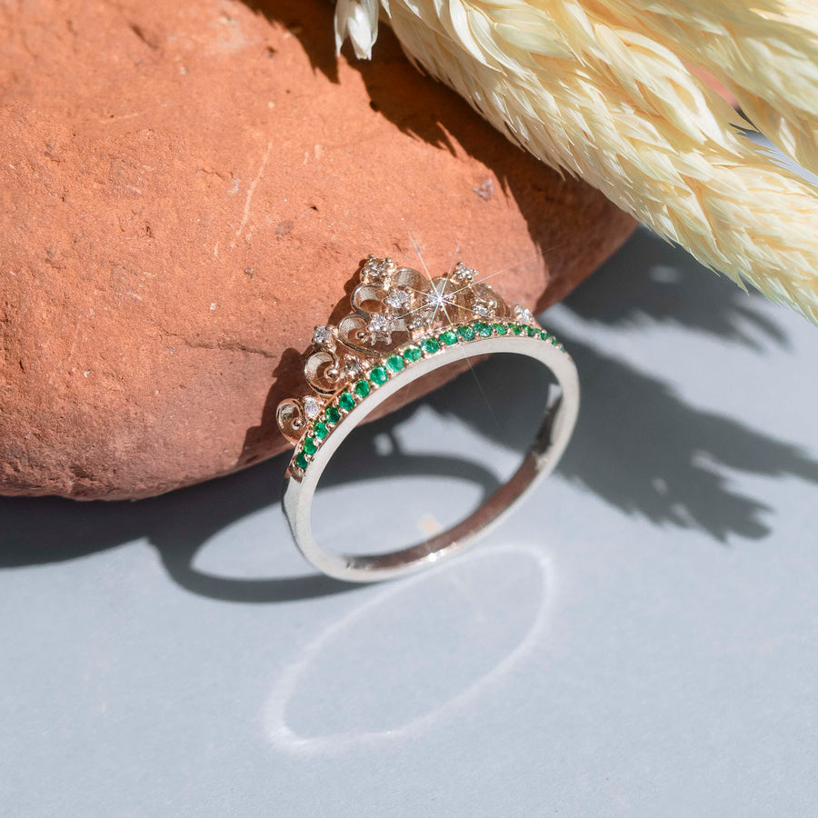 asimetrik dizilmiş pırlantalar ve sıralı dizilmiş zümrüt taşlarıyla tasarlanmış özel vintage tasarım taç yüzüğün yukarıdan görüntüsü