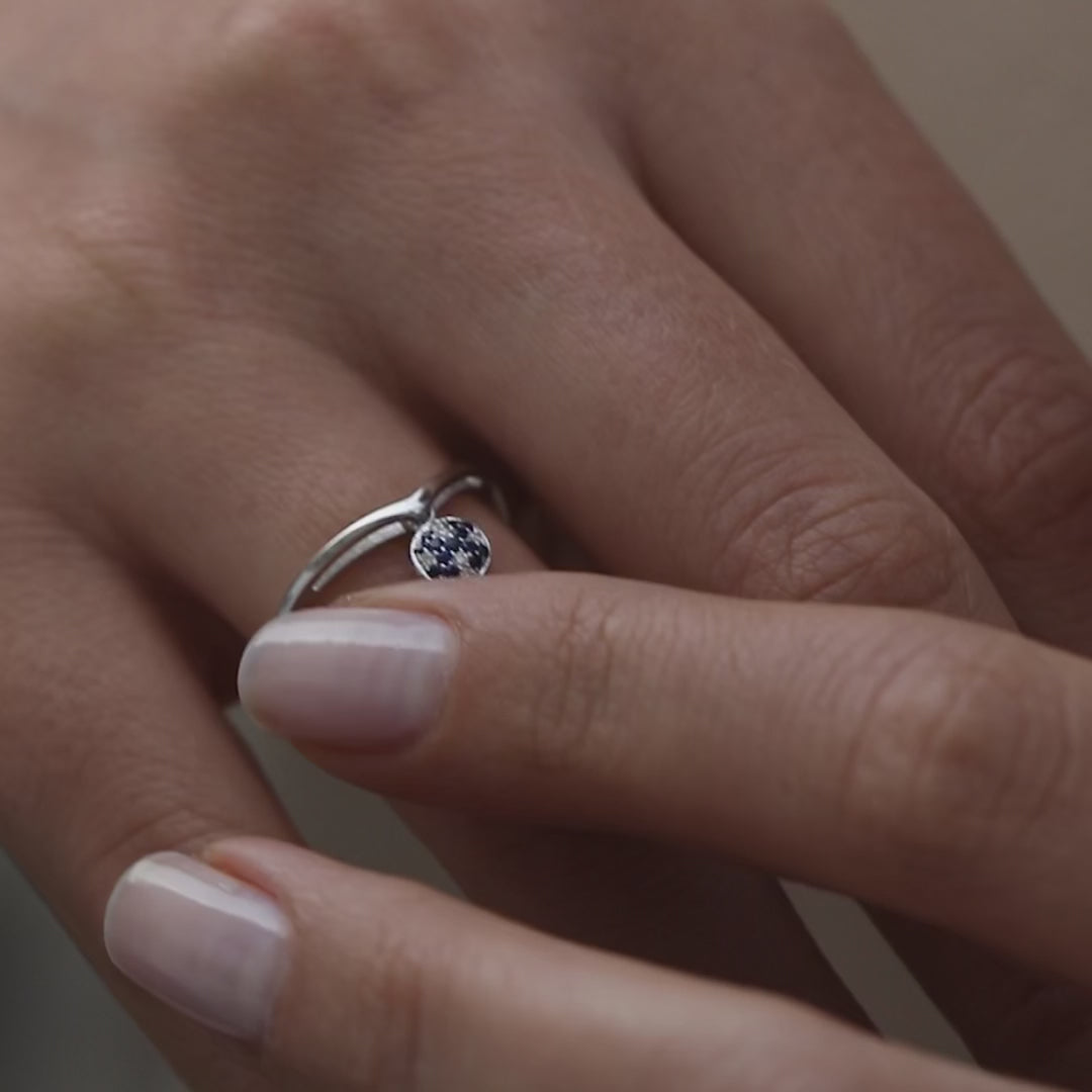 kadın modelin parmağında pırlanta ve safir taşlı sallantılı yüzük video