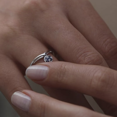 kadın modelin parmağında pırlanta ve safir taşlı sallantılı yüzük video