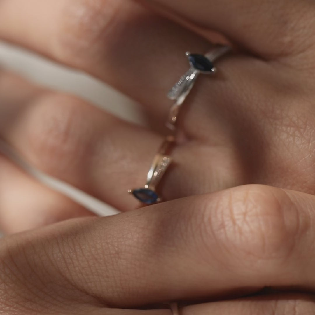 kadın modelin parmağında markiz kesim safir taşlı fiyonk tasarım vintage yüzük video