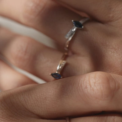 kadın modelin parmağında markiz kesim safir taşlı fiyonk tasarım vintage yüzük video